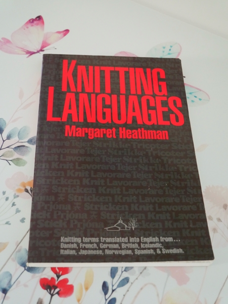 Zum Cover Wedensday das Strickbuch "knitting languages" mit rotem Titel. 